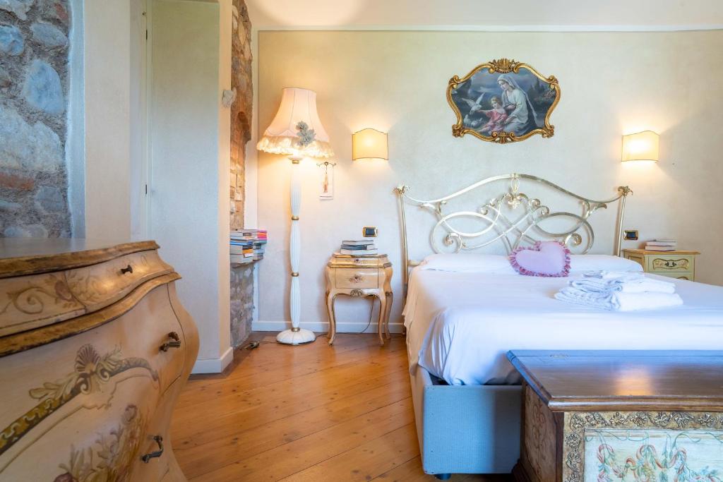 une chambre avec un lit, une table et une lampe dans l'établissement Villa Mia con SPA e piscina, à Corte Franca 57 autres photos