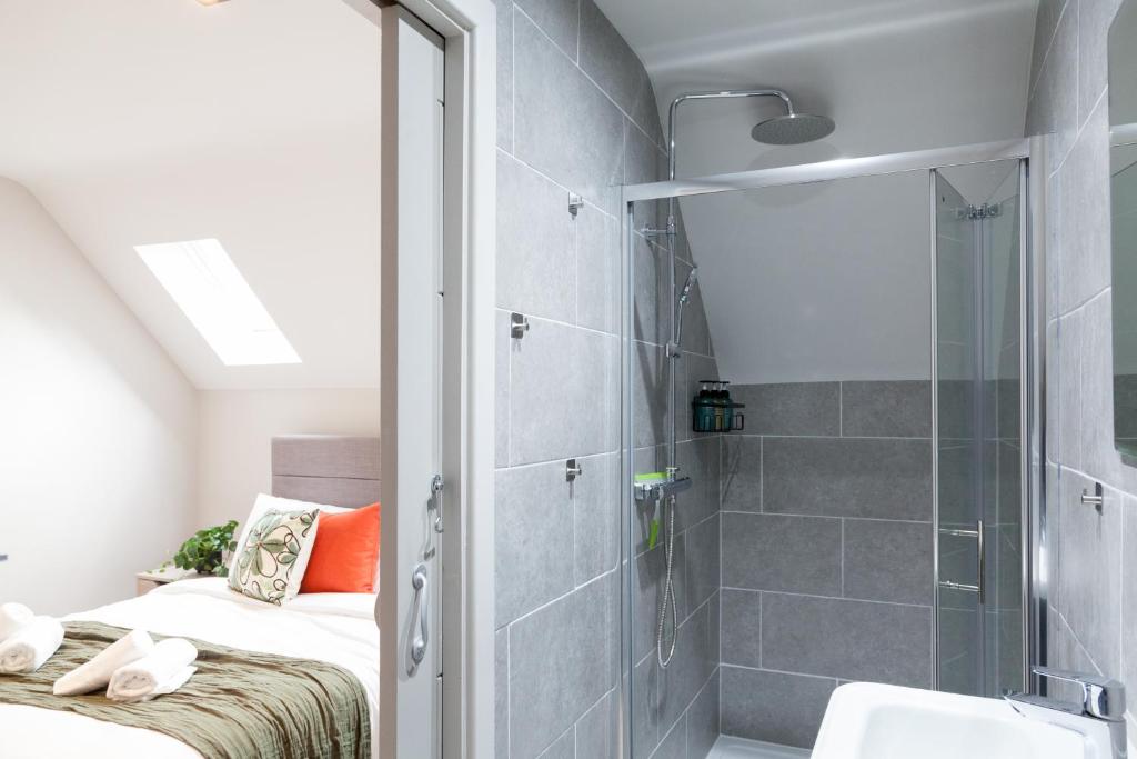Central Leeds Apartments Near Station - 1 to 3 Bedroom Options - Sleeps 1 to 6 2
