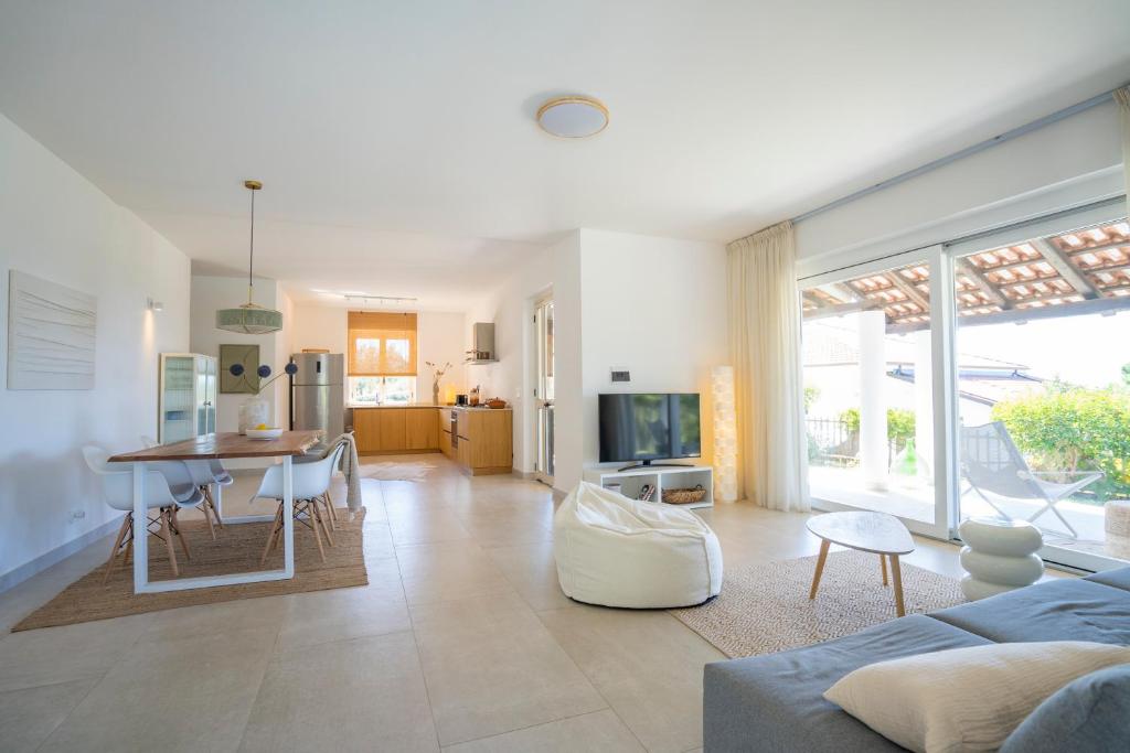 un salon avec une cuisine et une salle à manger dans l'établissement Villa Serenità - with private pool and ocean view, à Ricadi