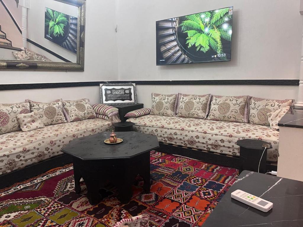 un salon avec un canapé et une table dans l'établissement Riad Benhammou1, à Marrakech 5 autres photos