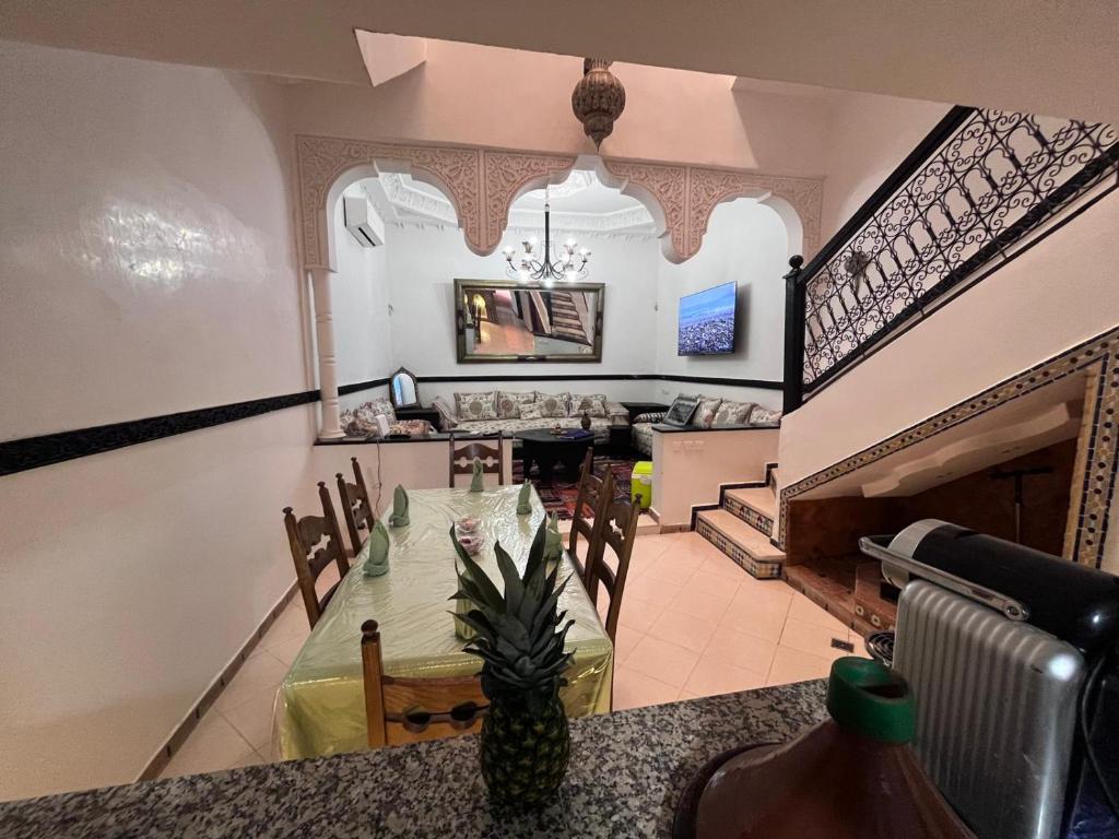 d'une salle à manger avec une table recouverte d'ananas. dans l'établissement Riad Benhammou1, à Marrakech