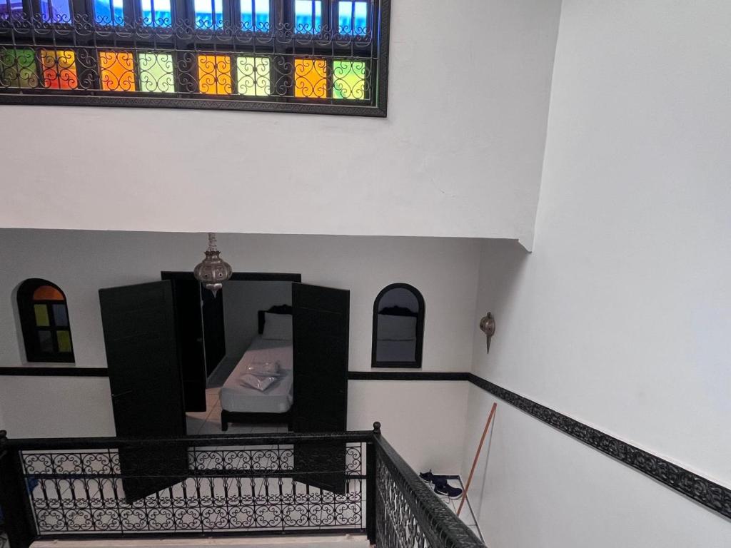 Cette chambre est dotée d'un escalier et d'un vitrail. dans l'établissement Riad Benhammou1, à Marrakech