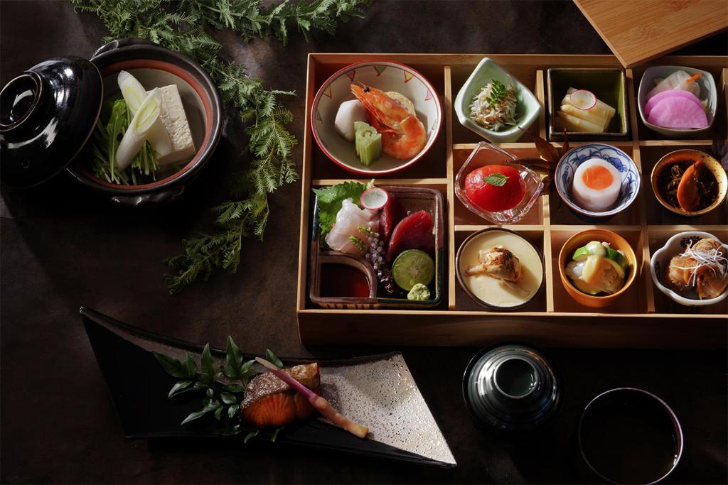- une table avec plusieurs plats dans l'établissement Nasu-Onsen Shinshun no Kago Hewitt Resort, à Nasu