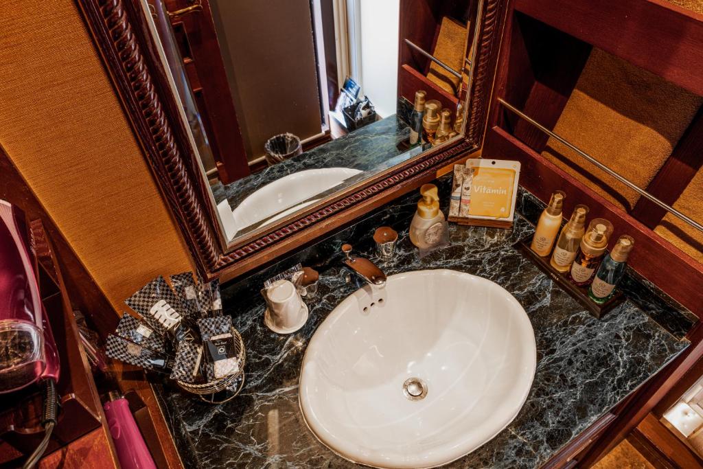 une salle de bain avec un lavabo blanc et un miroir dans l'établissement Hotel Salle de bain, à Osaka 25 autres photos