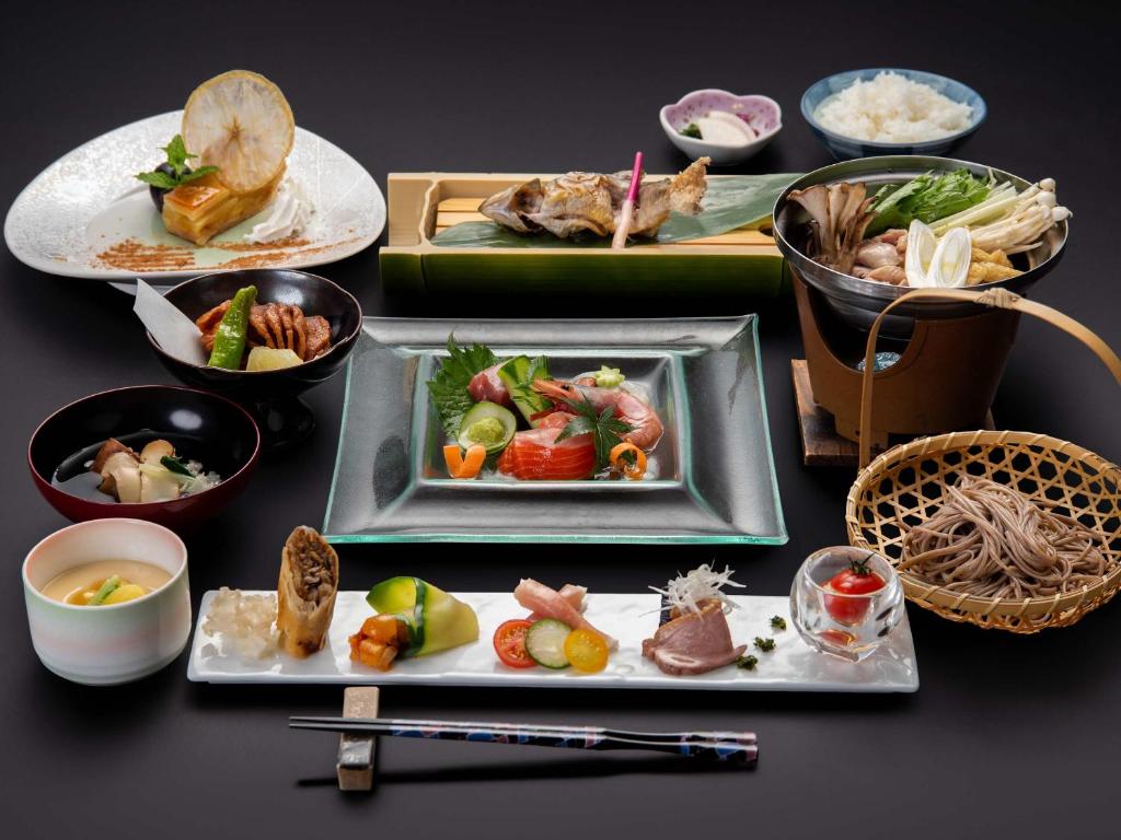 un groupe de plaques alimentaires sur une table dans l'établissement Suzuranso, à Komagane