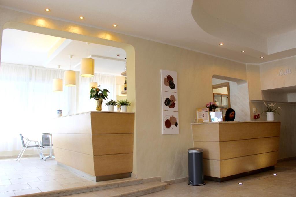 un salon avec un miroir et une table dans l'établissement Roi Hotel, à Cesenatico