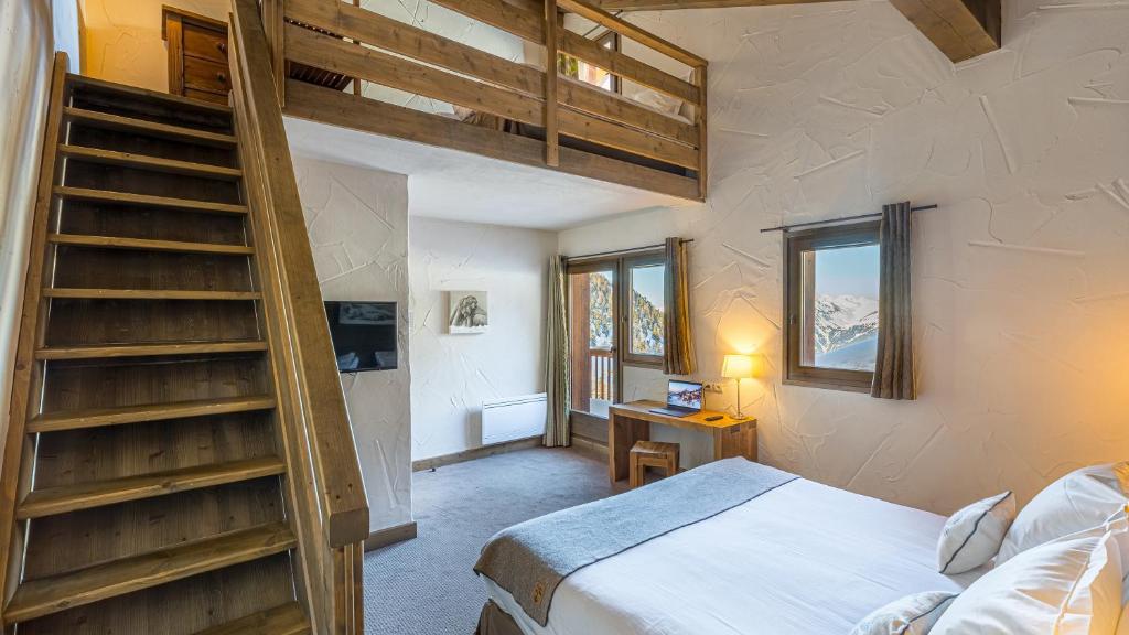 une chambre avec un lit superposé et une échelle dans l'établissement Hôtel Carlina by Les Etincelles, à Belle Plagne 37 autres photos