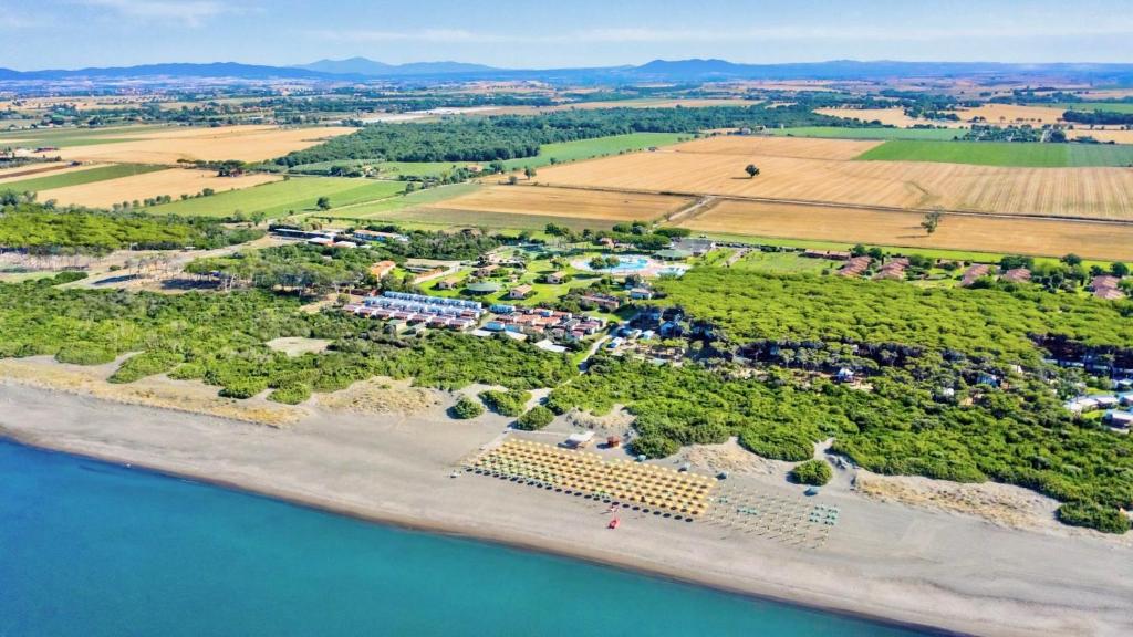- une vue aérienne d'un complexe sur une île dans l'eau dans l'établissement ISA-Village with swimming-pool in Montalto Marina just 100 meters from the beach, mobile homes with air conditioning and private outdoor area, à Torre di Montalto