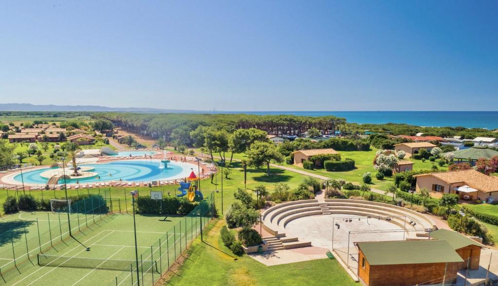 - une vue aérienne sur une aire de jeux dans un parc dans l'établissement ISA-Village with swimming-pool in Montalto Marina just 100 meters from the beach, mobile homes with air conditioning and private outdoor area, à Torre di Montalto