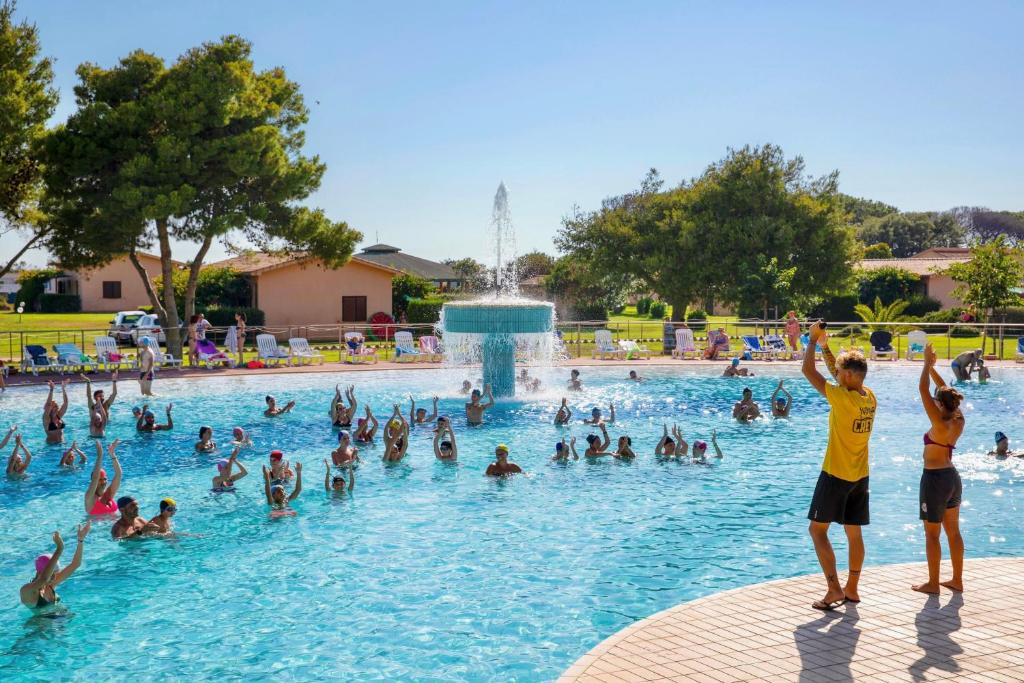 un groupe de personnes dans une piscine dans l'établissement ISA-Village with swimming-pool in Montalto Marina just 100 meters from the beach, mobile homes with air conditioning and private outdoor area, à Torre di Montalto 14 autres photos