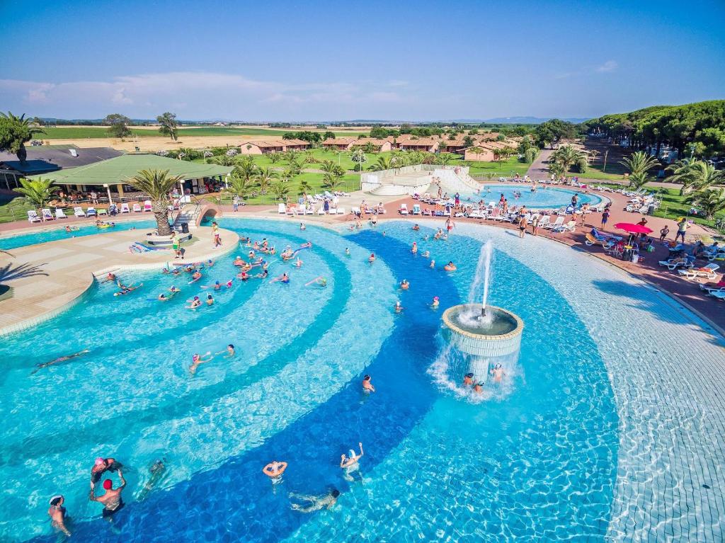 - un groupe de personnes se baignant dans une piscine d'un parc aquatique dans l'établissement ISA-Village with swimming-pool in Montalto Marina just 100 meters from the beach, mobile homes with air conditioning and private outdoor area, à Torre di Montalto