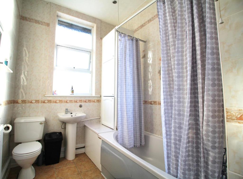 Large Bungalow - Sleeps 8 - 3 Large Beds - 2 Bathrooms - Off Street Parking - Pets Welcome - Very Large Enclosed Gardens - Fast Wifi 8