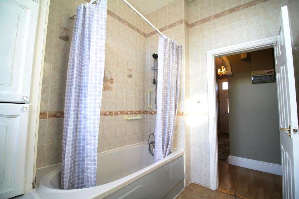 Large Bungalow - Sleeps 8 - 3 Large Beds - 2 Bathrooms - Off Street Parking - Pets Welcome - Very Large Enclosed Gardens - Fast Wifi 3