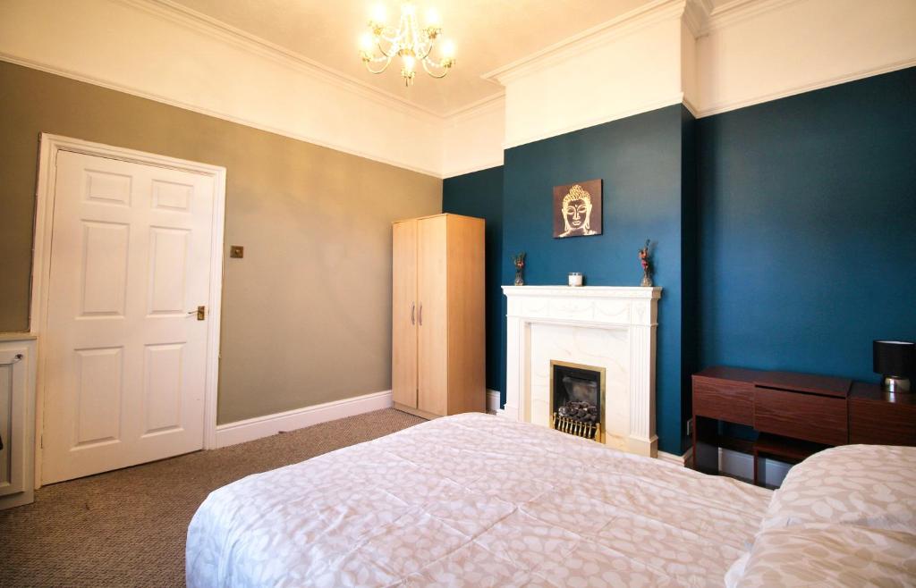 Large Bungalow - Sleeps 8 - 3 Large Beds - 2 Bathrooms - Off Street Parking - Pets Welcome - Very Large Enclosed Gardens - Fast Wifi 7