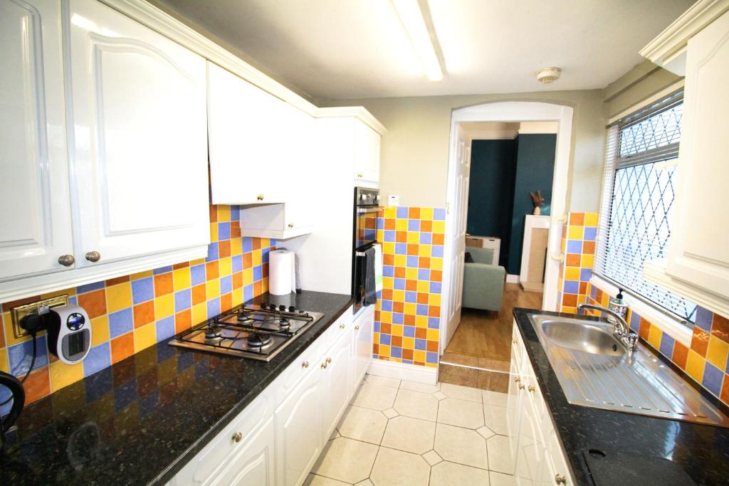 Large Bungalow - Sleeps 8 - 3 Large Beds - 2 Bathrooms - Off Street Parking - Pets Welcome - Very Large Enclosed Gardens - Fast Wifi 4