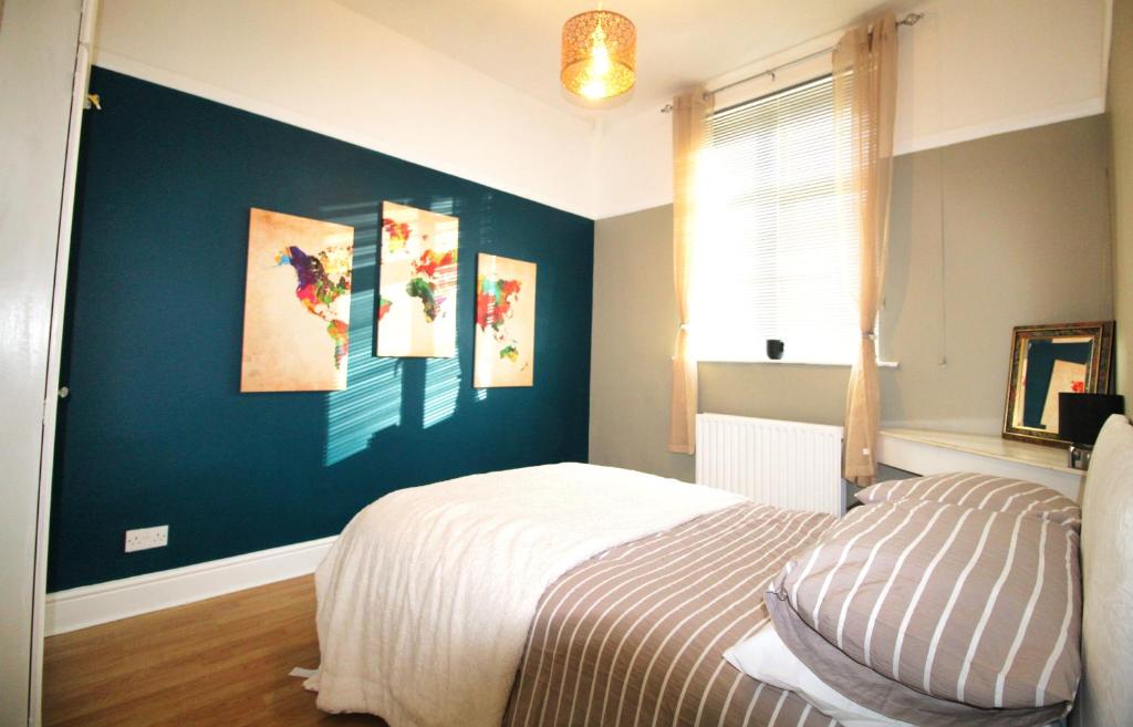 Large Bungalow - Sleeps 8 - 3 Large Beds - 2 Bathrooms - Off Street Parking - Pets Welcome - Very Large Enclosed Gardens - Fast Wifi 2