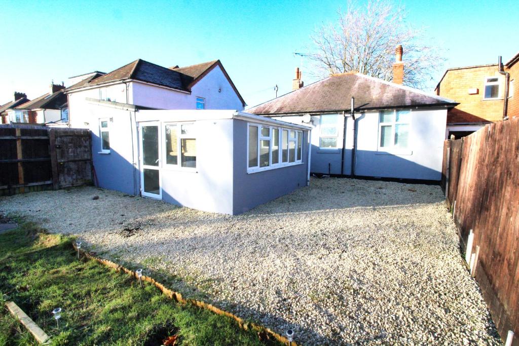Large Bungalow - Sleeps 8 - 3 Large Beds - 2 Bathrooms - Off Street Parking - Pets Welcome - Very Large Enclosed Gardens - Fast Wifi 6