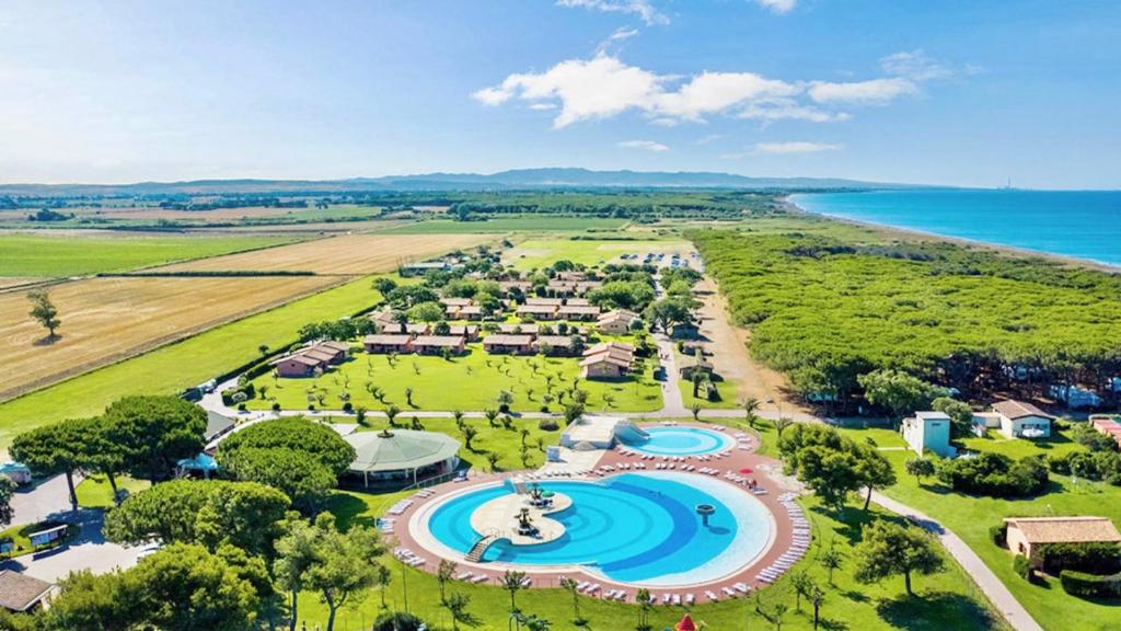 une vue aérienne d'un complexe hôtelier avec piscine et l'océan dans l'établissement ISA-Village with swimming-pool and private equipped beach in Montalto Marina, à Torre di Montalto