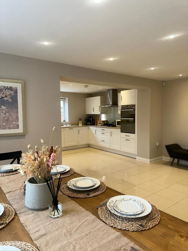 Luxury 6-Bedroom House 5 minutes from Bicester Village Shopping Outlet - Perfect for Business and Family Stays! Private Parking for 4 Cars! 3