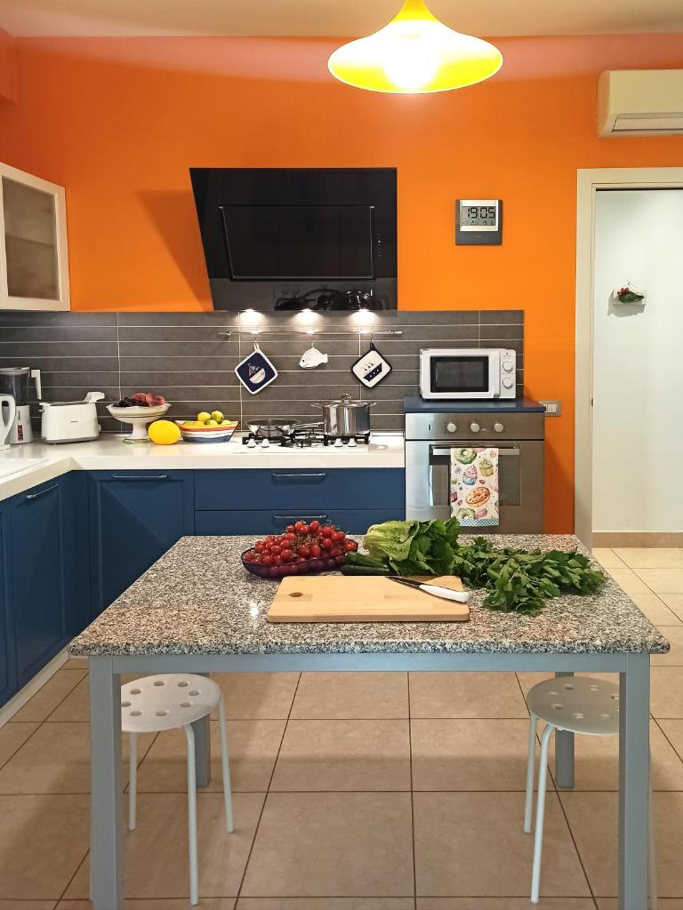 - une cuisine avec une table et des légumes dans l'établissement Tedimo Mare, à Marina di Ragusa