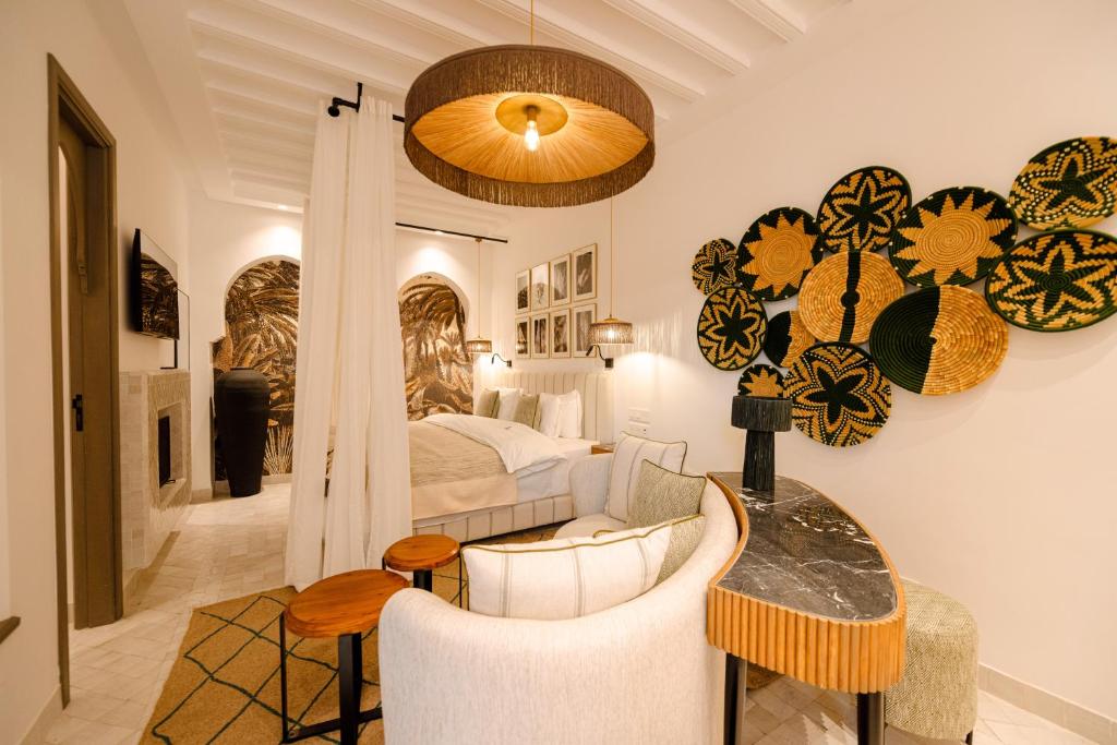 une chambre avec un lit, une table et des chaises dans l'établissement Door Janna, à Marrakech
