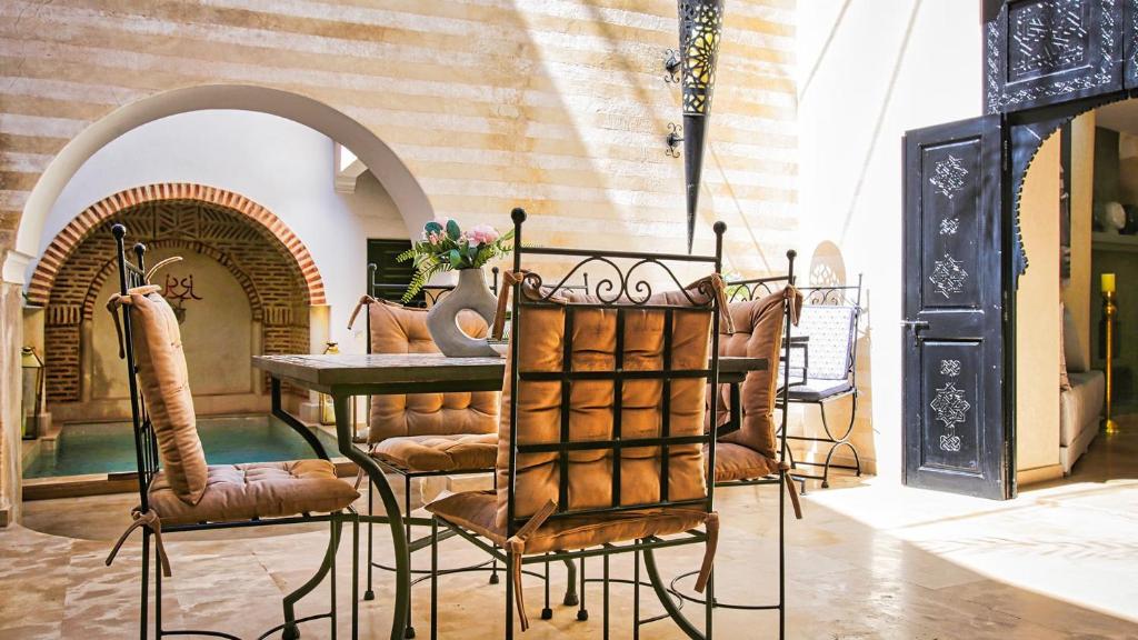 une salle à manger avec une table et des chaises dans l'établissement Riad RIM, à Marrakech