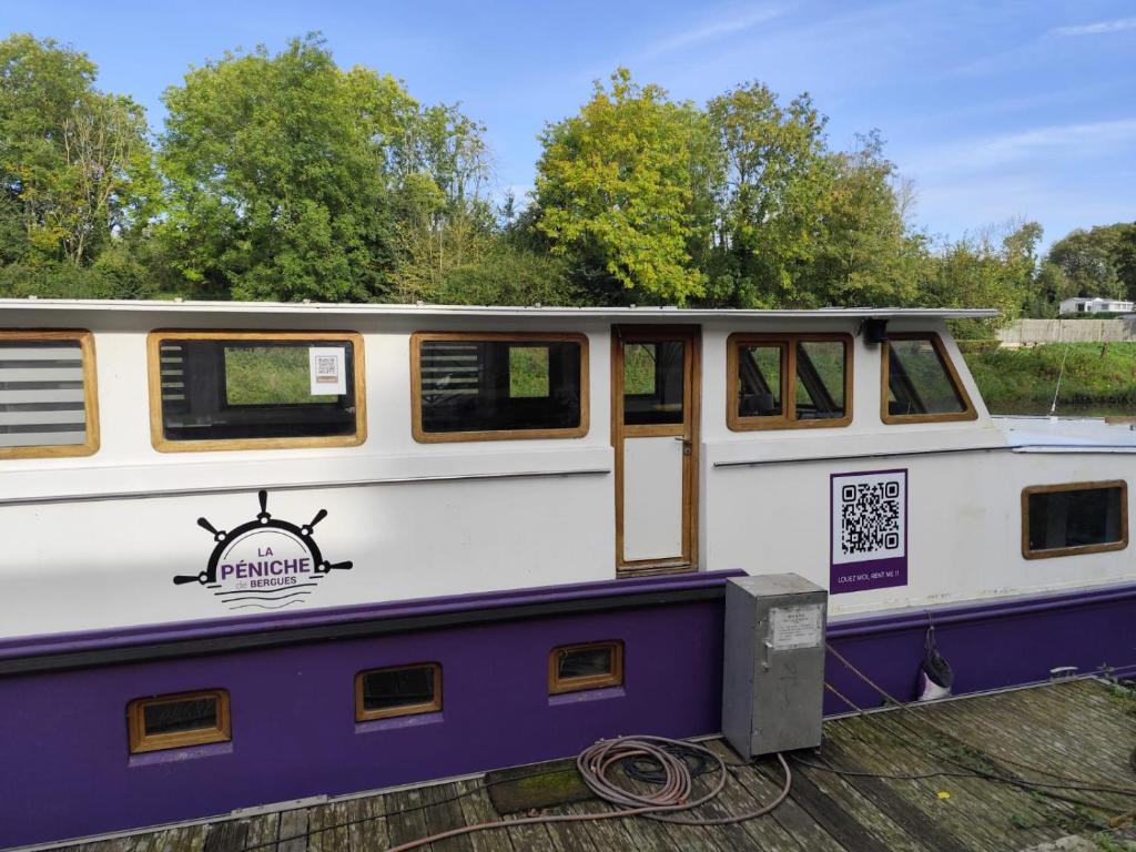 un bateau assis sur un quai dans l'établissement Nuit insolite à bord d'une péniche, 6 personnes, à Bergues 21 autres photos