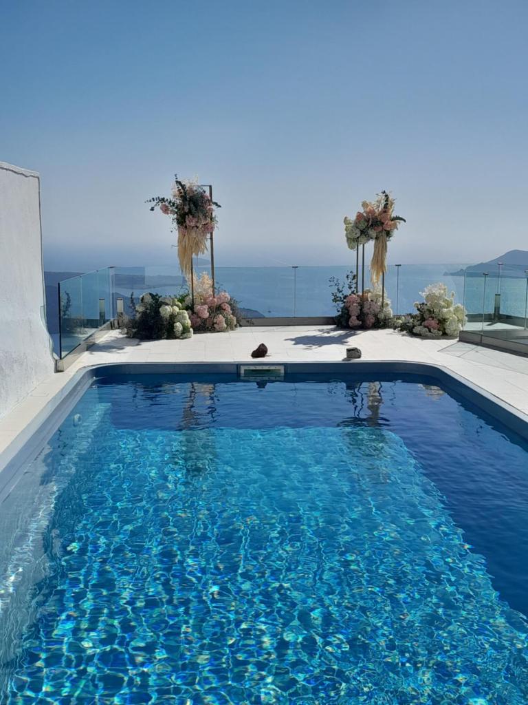 Cave Traditional House on the cliff with shared pool & Buffet Breakfast 4