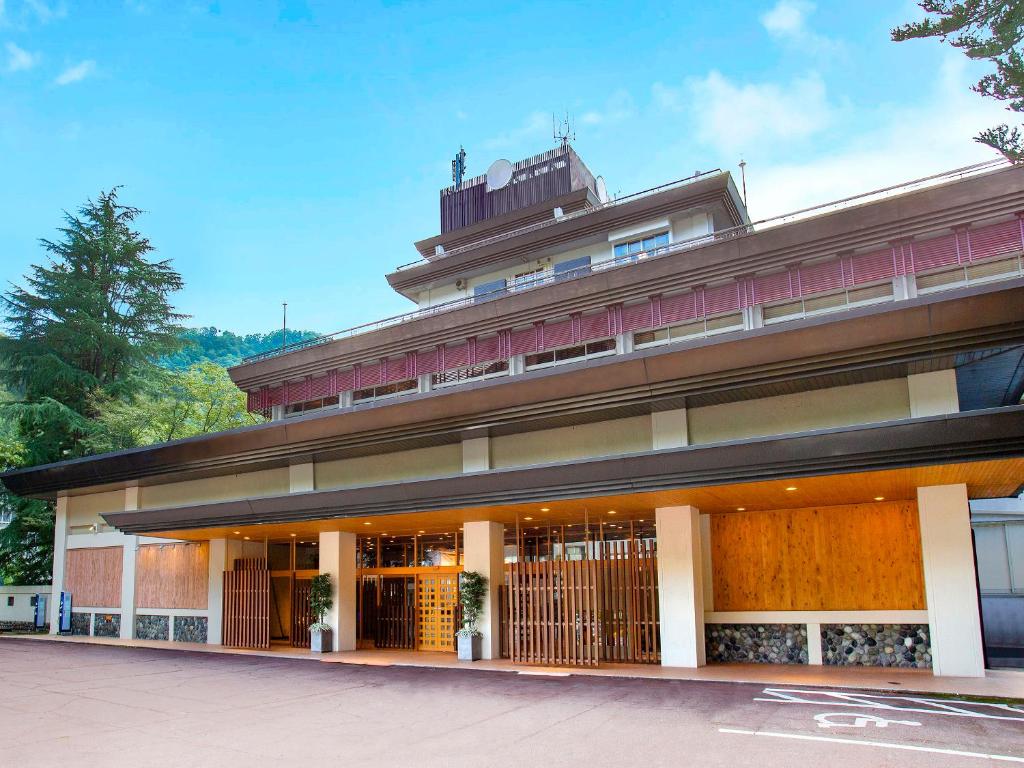 un grand bâtiment avec beaucoup de fenêtres dans l'établissement Ooedo Onsen Monogatari Unazuki Grand Hotel, à Kurobe