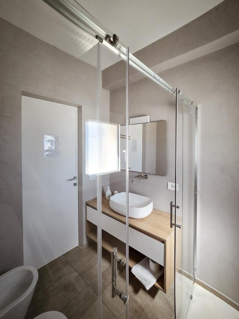 une salle de bain avec un lavabo et une douche en verre dans l'établissement Villa Vannì, à Menfi
