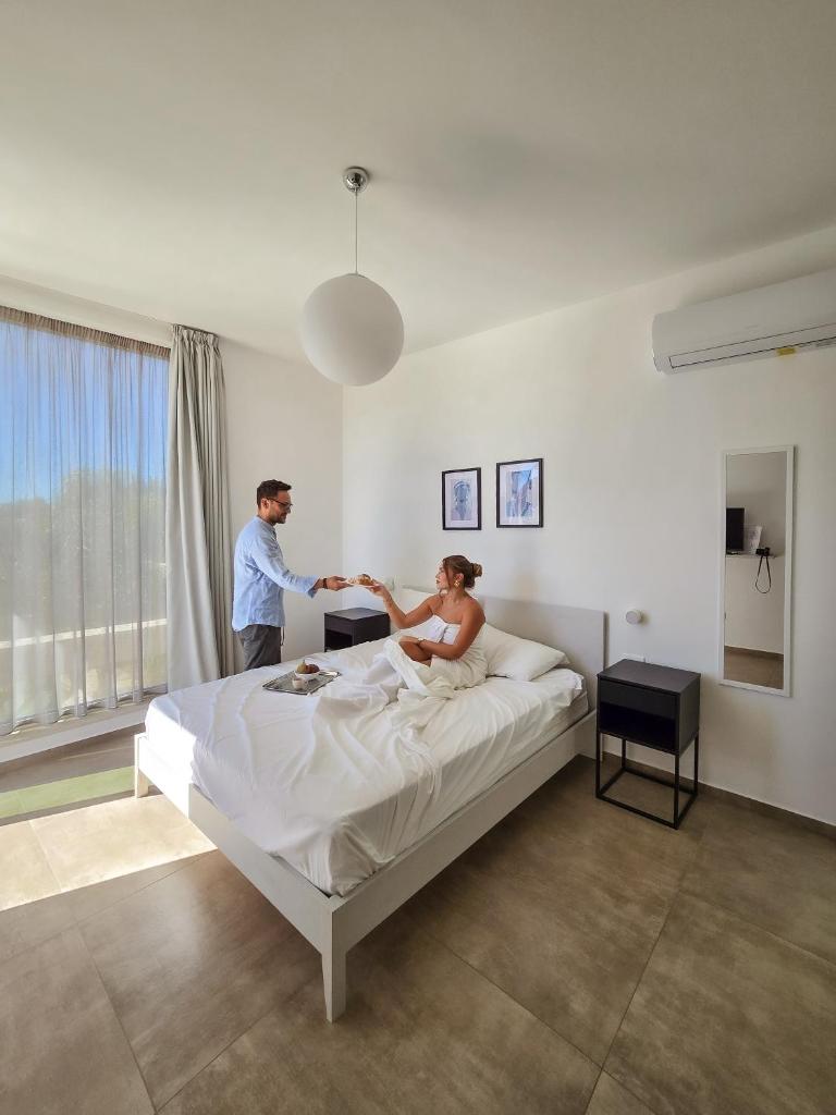 Un homme et une femme sont debout sur un lit dans l'établissement Villa Vannì, à Menfi 27 autres photos