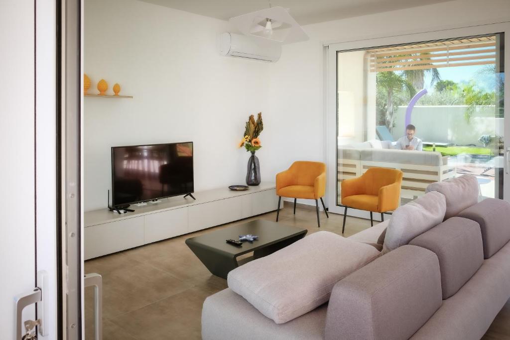 un salon avec un canapé et une télévision dans l'établissement Villa Vannì, à Menfi