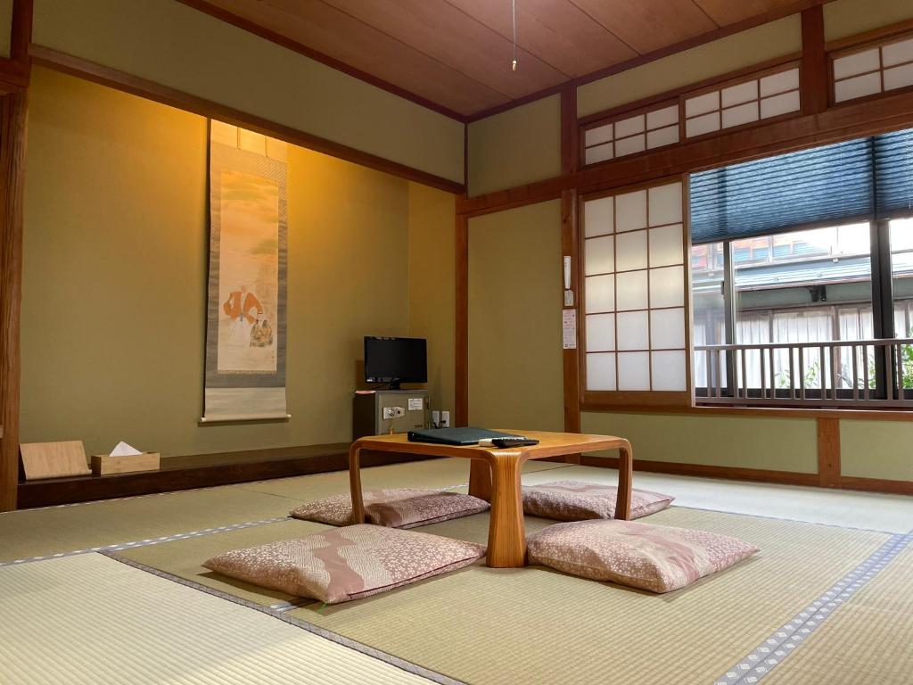 d'une chambre avec une table et 2 tapis. dans l'établissement 湯宿ささくら, à Kinosaki 6 autres photos