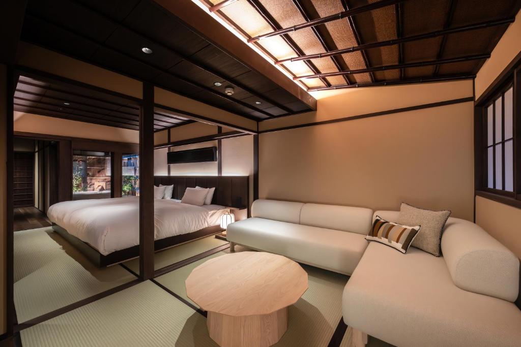 une chambre avec un lit, un canapé et une table dans l'établissement Nazuna Kyoto Higashi Honganji, à Kyoto