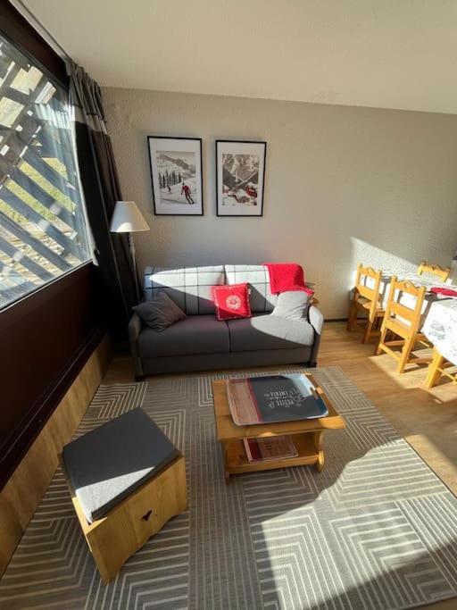 un salon avec un canapé et une table dans l'établissement Beau 6 places au pied des pistes, à Le Plan