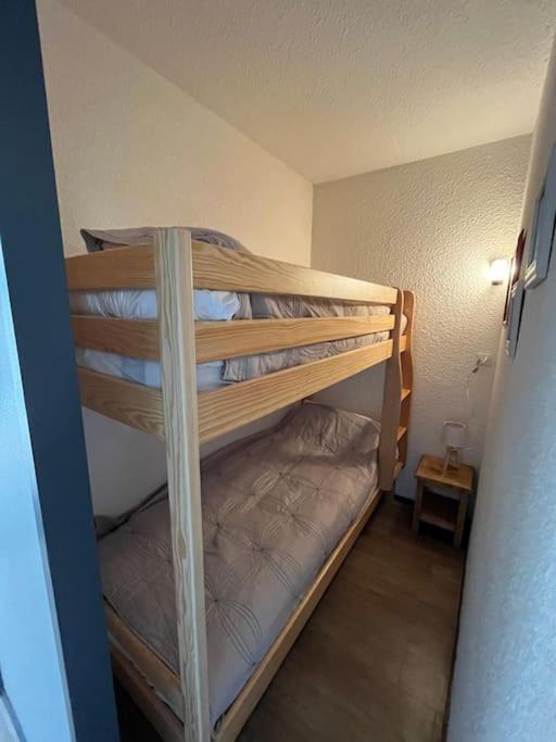 une chambre avec deux lits superposés dans l'établissement Beau 6 places au pied des pistes, à Le Plan 5 autres photos