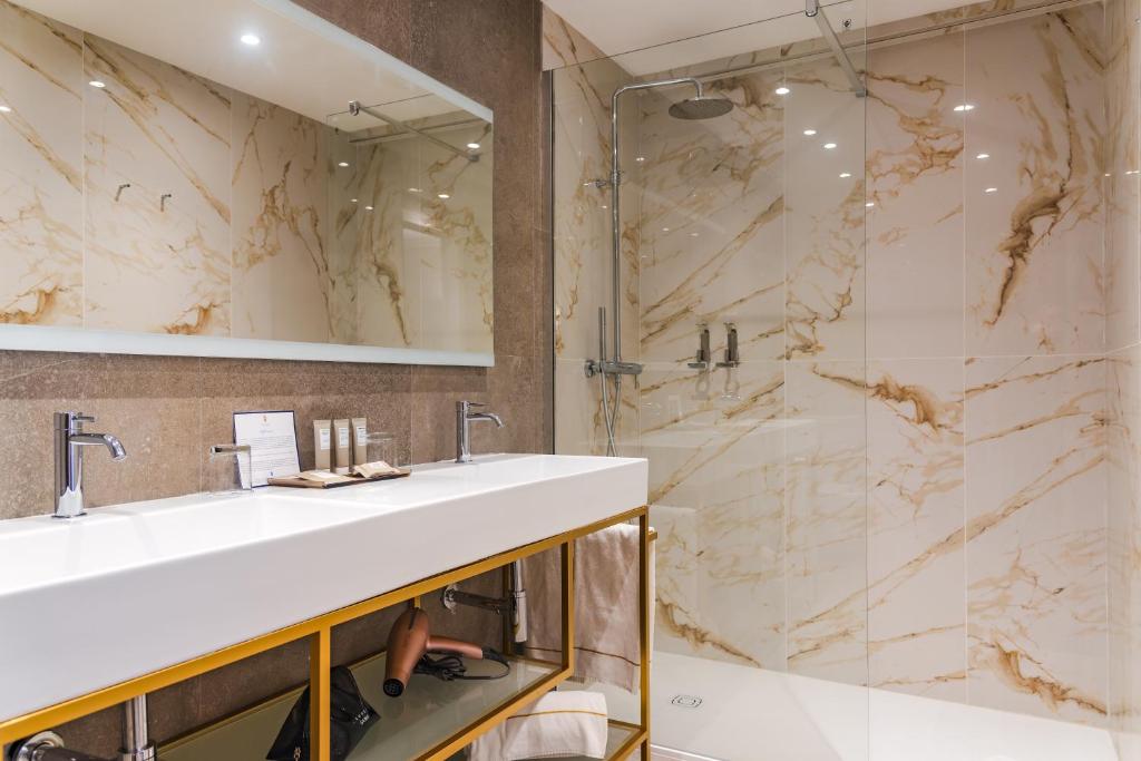 une salle de bain avec un lavabo et une douche dans l'établissement Hotel Villa Ottone, à Portoferraio