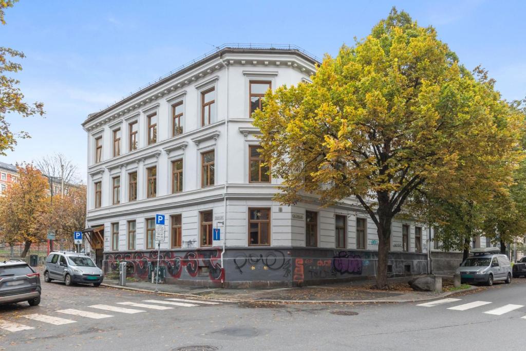 Central & Modern 2BR Apt, 4min Subway to Oslo City 6