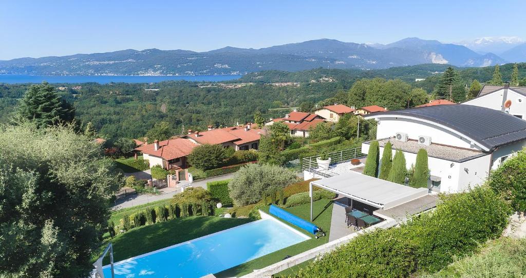 une vue aérienne d'une maison avec piscine dans l'établissement Villa Panoramica Cardana, à Besozzo