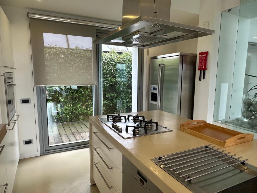 Il comprend une cuisine équipée d'une cuisinière. four supérieur à côté d'une fenêtre dans l'établissement Villa Panoramica Cardana, à Besozzo 51 autres photos