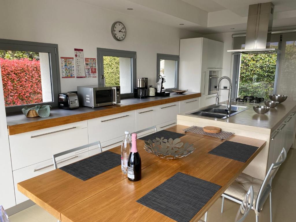 - une cuisine avec une table et une bouteille de vin dans l'établissement Villa Panoramica Cardana, à Besozzo