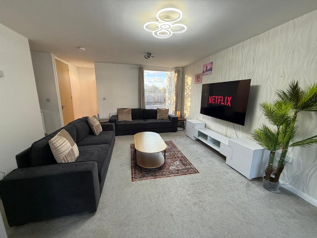 3 bedroom house with free parking 7