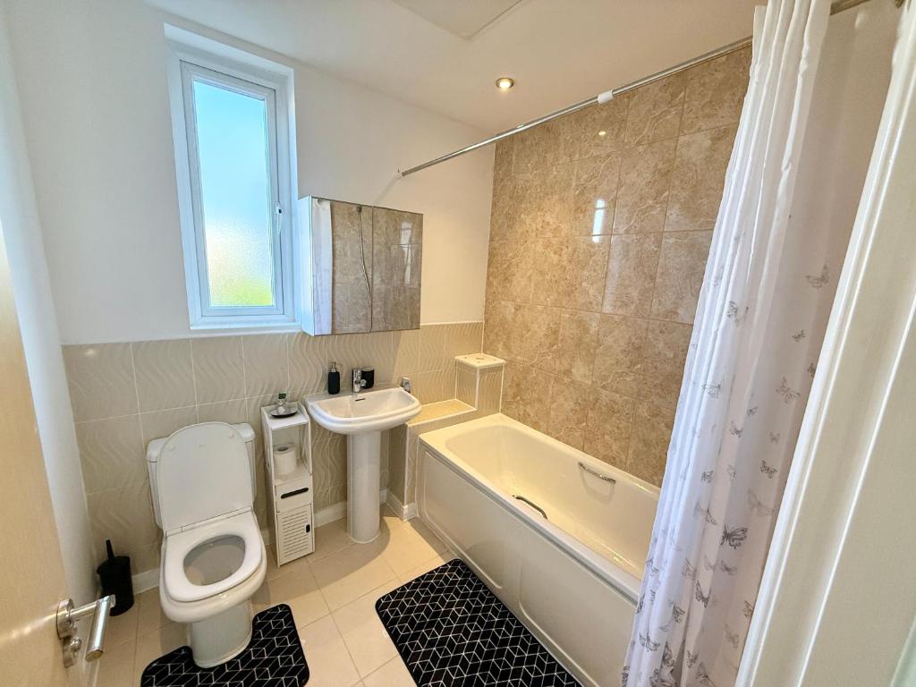 3 bedroom house with free parking 6
