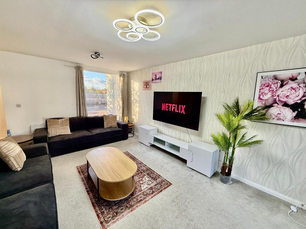 3 bedroom house with free parking 8