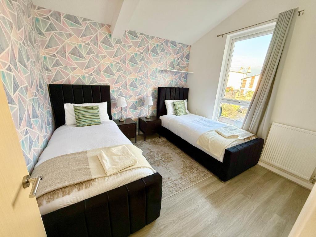 3 bedroom house with free parking 3