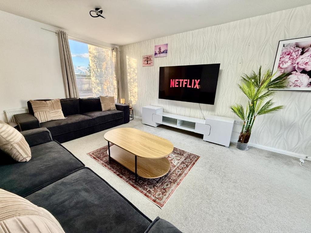 3 bedroom house with free parking 1