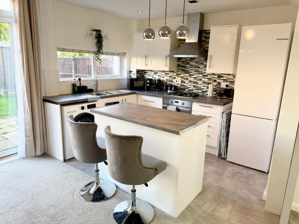 3 bedroom house with free parking 5