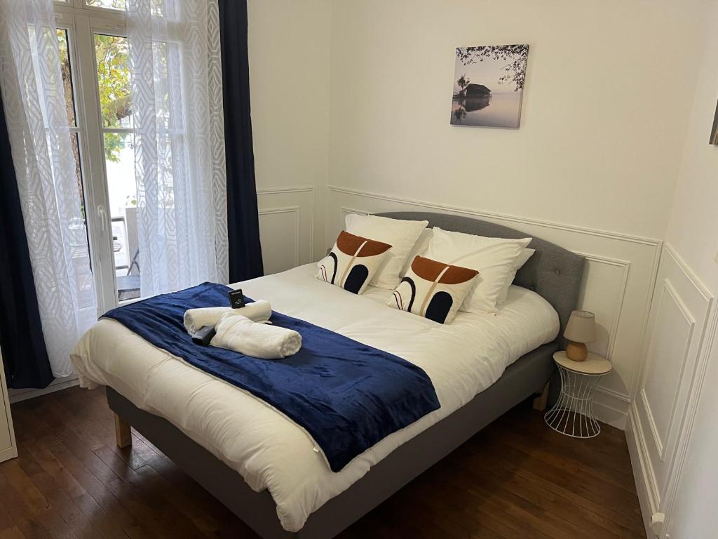 un lit avec un animal farci posé sur lui dans l'établissement Relais de commerce, à Nantes
