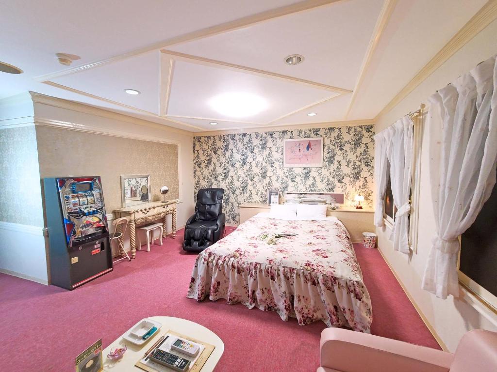 une chambre d'hôtel avec un lit et un bureau dans l'établissement Hotel Annex MIE, à Bungoono