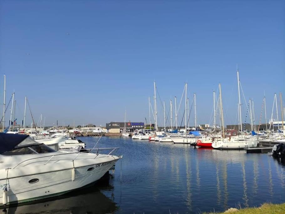 Un tas de bateaux sont amarrés dans un port de plaisance dans l'établissement bateau au port, à Ouistreham